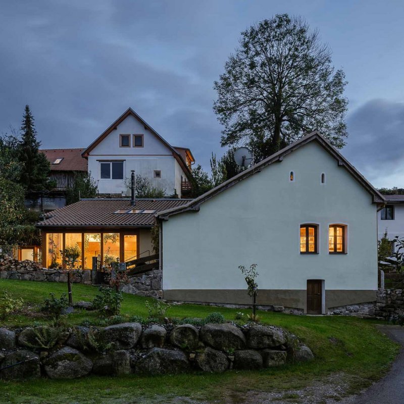 Weekend house addition in Malenice