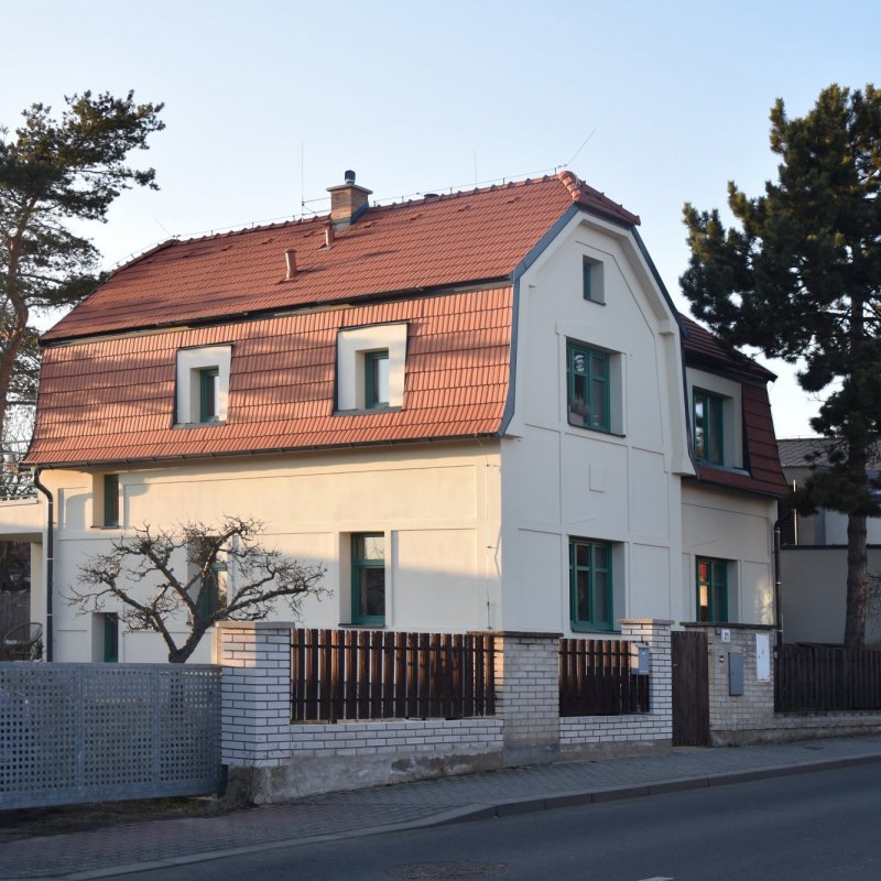Přístavba domku pod borovicí