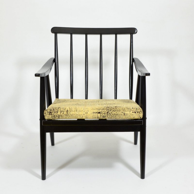 Armchair with removable cushion