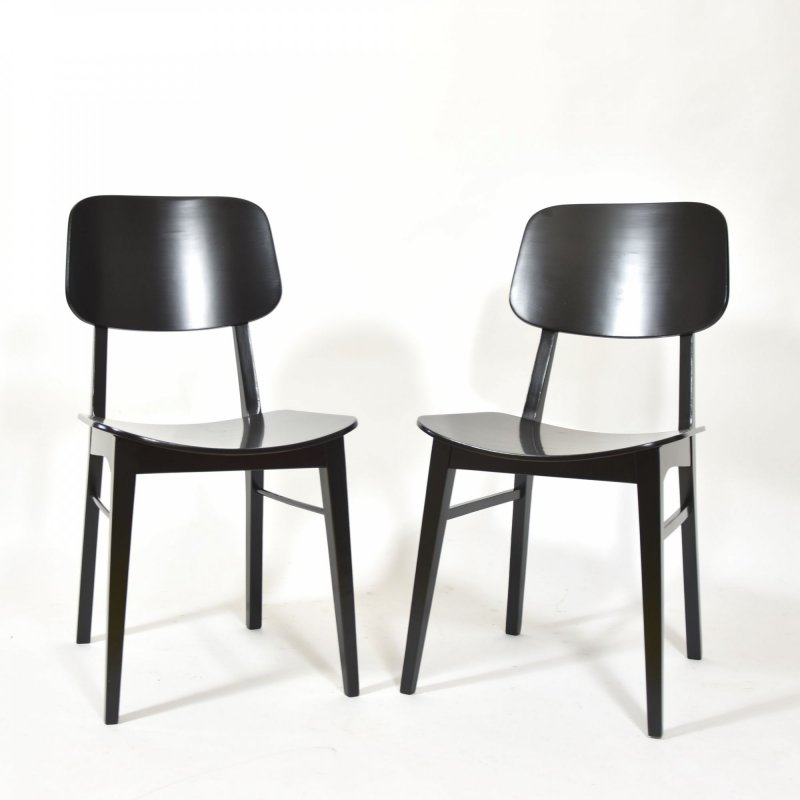 Dvojice černých židlí