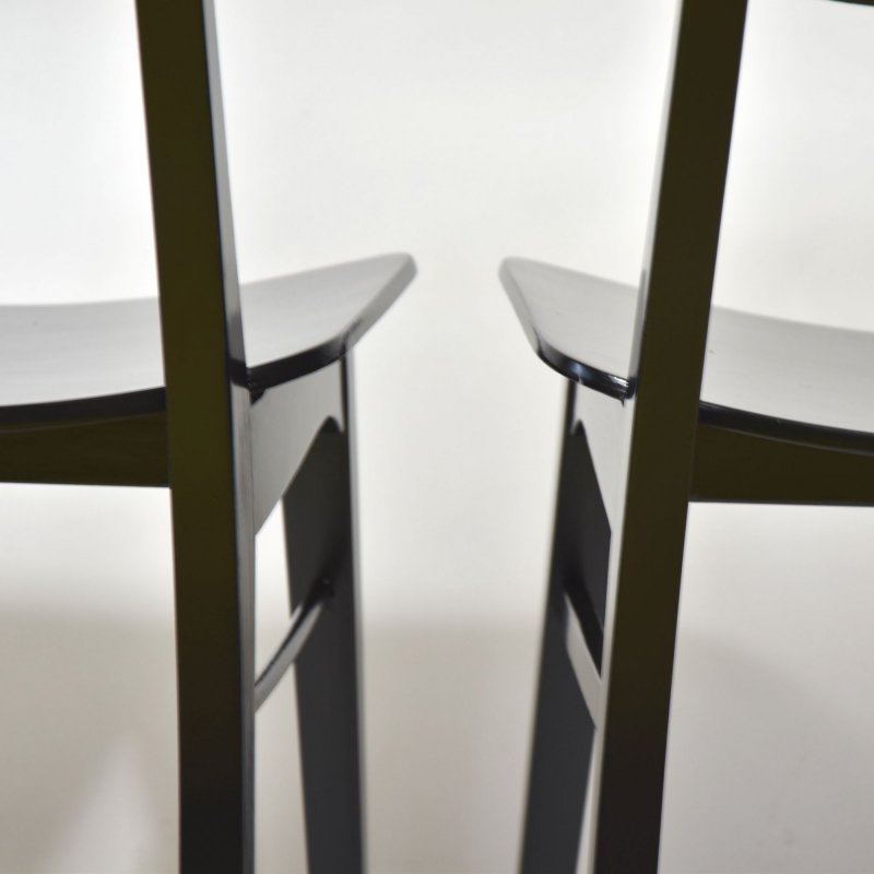 Dvojice černých židlí