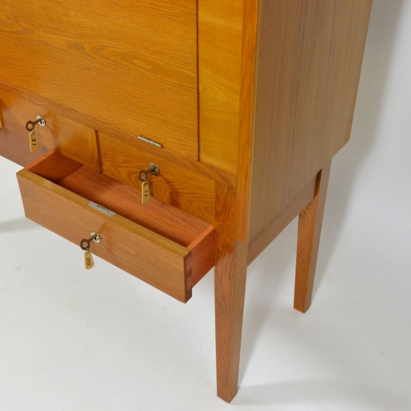 Oak veneered cabinet with bar