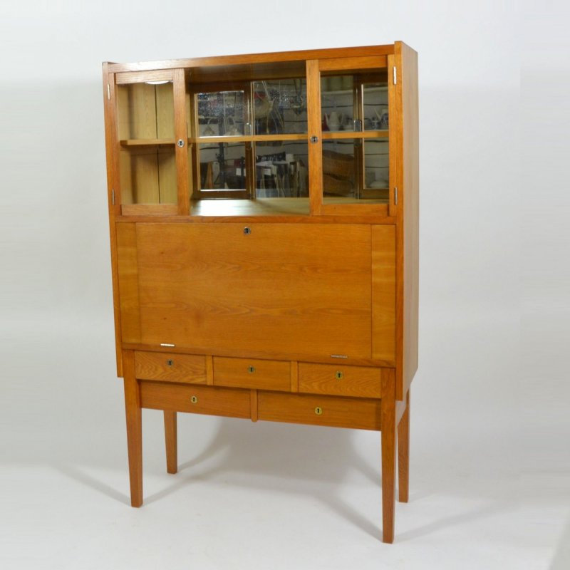 Oak veneered cabinet with bar