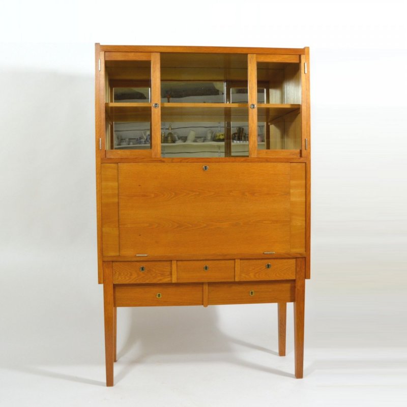 Oak veneered cabinet with bar