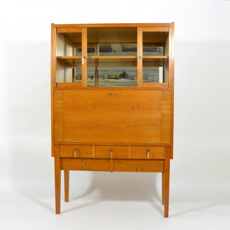 Oak veneered cabinet with bar