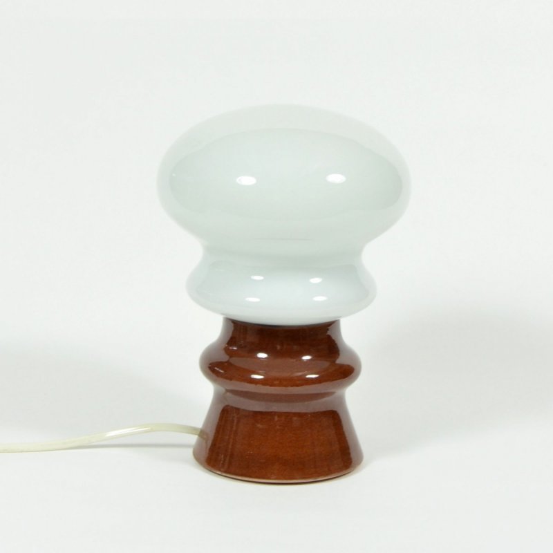 Lampa s opálovým stínidlem