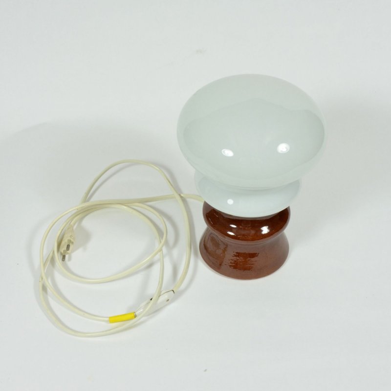 Lampa s opálovým stínidlem