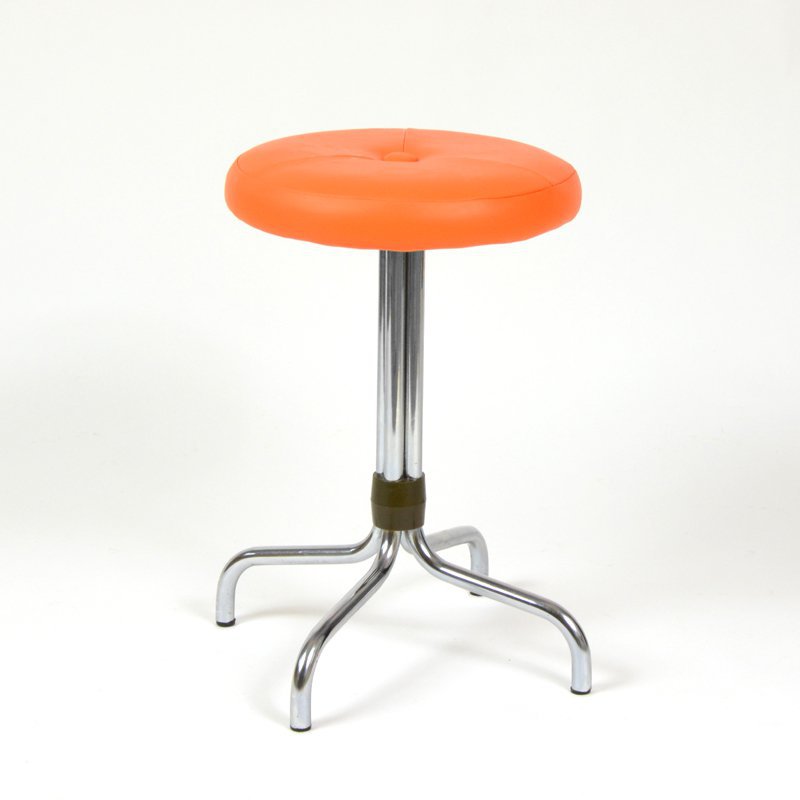 Oranžová stolička