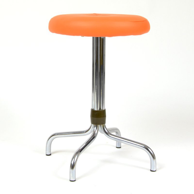Oranžová stolička