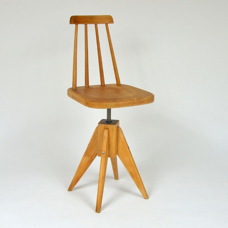 Otočná dřevěná židlička