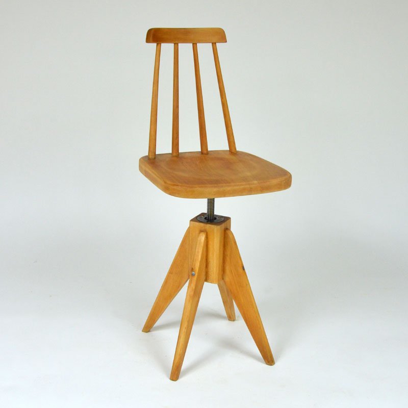 Otočná dřevěná židlička