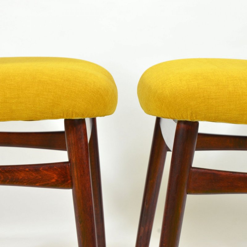 Set žlutých čalouněných židlí