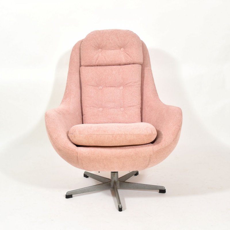 Pink shell chair