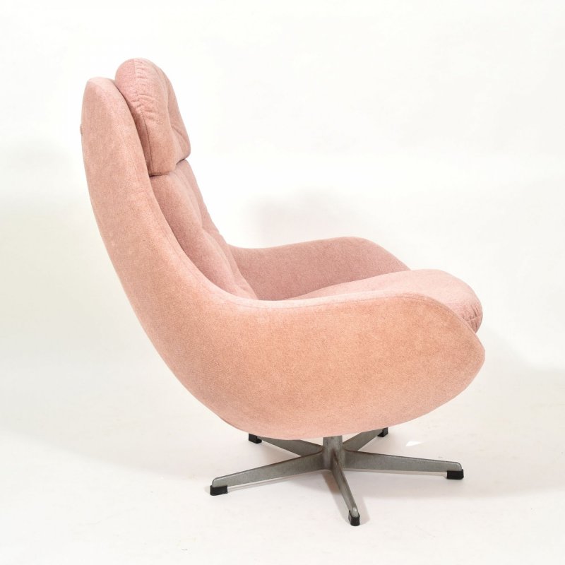 Pink shell chair