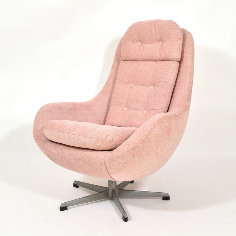 Pink shell chair