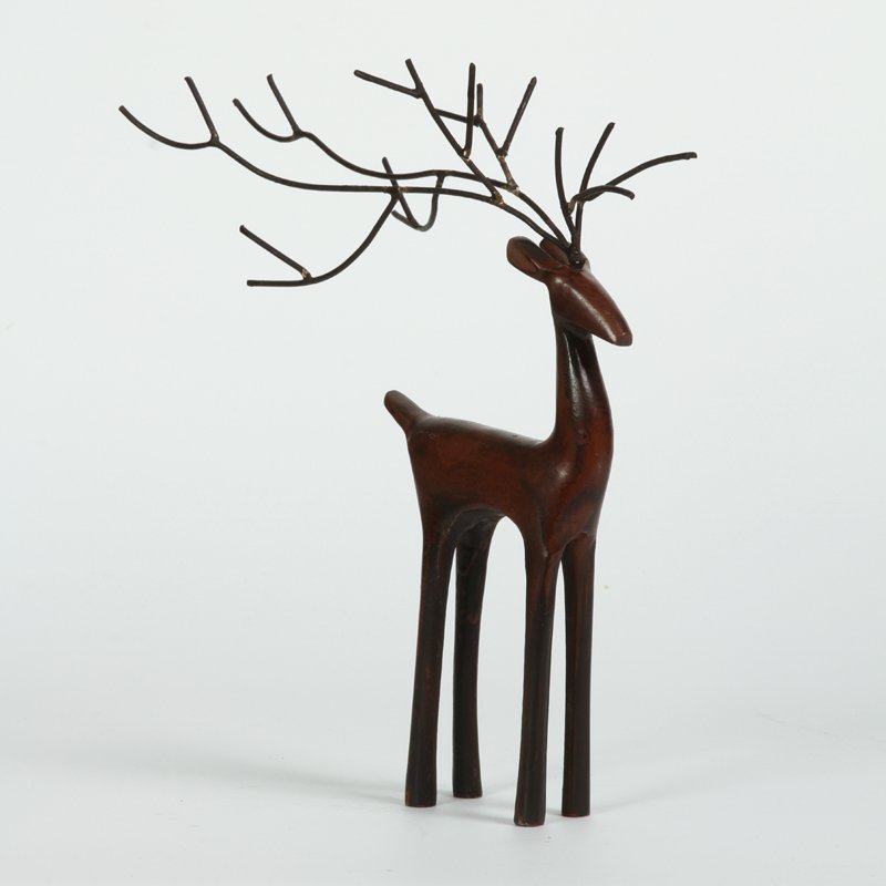 Statue of red deer