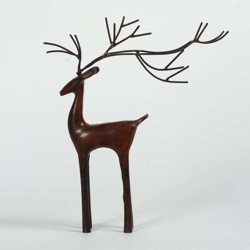 Statue of red deer