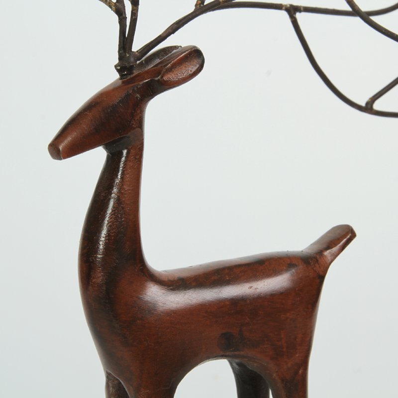 Statue of red deer