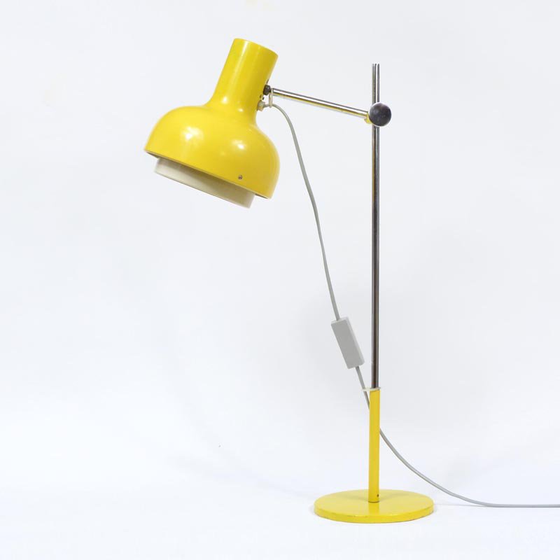 Žlutá stolní lampa